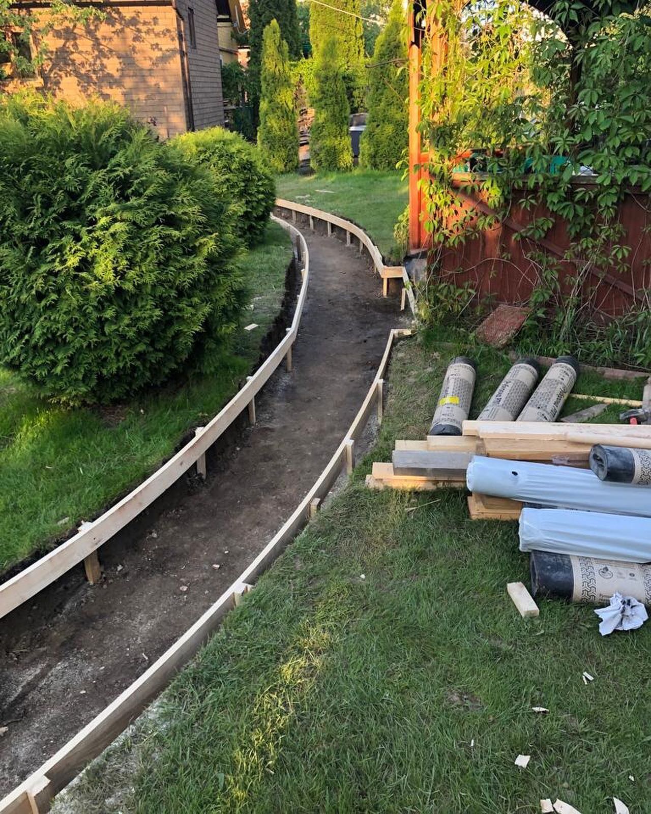 Я як згадаю, що він мене через десять днів після весілля почав дресирувати, як болонку, у мене всередині не любов піднімається, а велике бажання взяти в руки щось важке