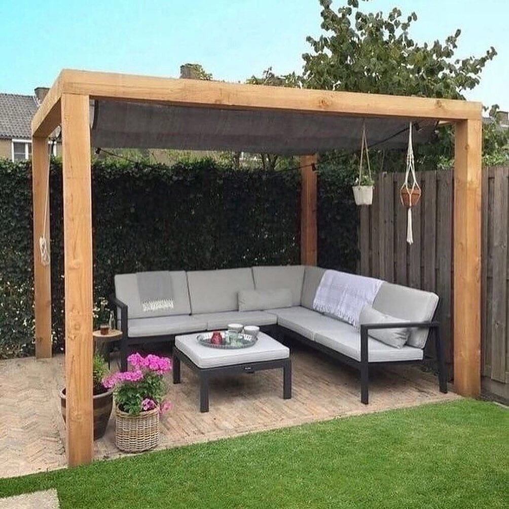 — Тоді слухай сюди уважно. Моїй дружині можна все, що вона сама захоче. Тому що це її речі, куплені на наші гроші. І це її тіло. І це мій будинок