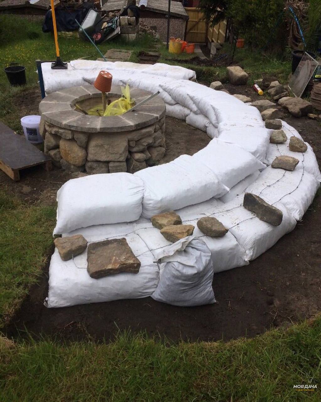 Повернувся Петро на свята додому. З валізою гостинців для дітей, з надією в серці, що, може, скучили. Але Лариса зустріла холодно: – Чого приїхав? Сиди вже там, тут лише витрати. Він мовчки сидів за столом, дивився, як син відвертається, а донька постійно в телефоні. Як Лариса накладає борщ, навіть не дивлячись у його бік. – Я тобі не потрібен більше, Ларисо? – спитав тихо. – А ти що, був потрібен? Мені треба гроші, Петре. Я ще не стара, не збираюсь біля плити старіти. Він нарешті все зрозумів. Поїхав назад. Не так до Олени, як до спокою. Але вона його чекала