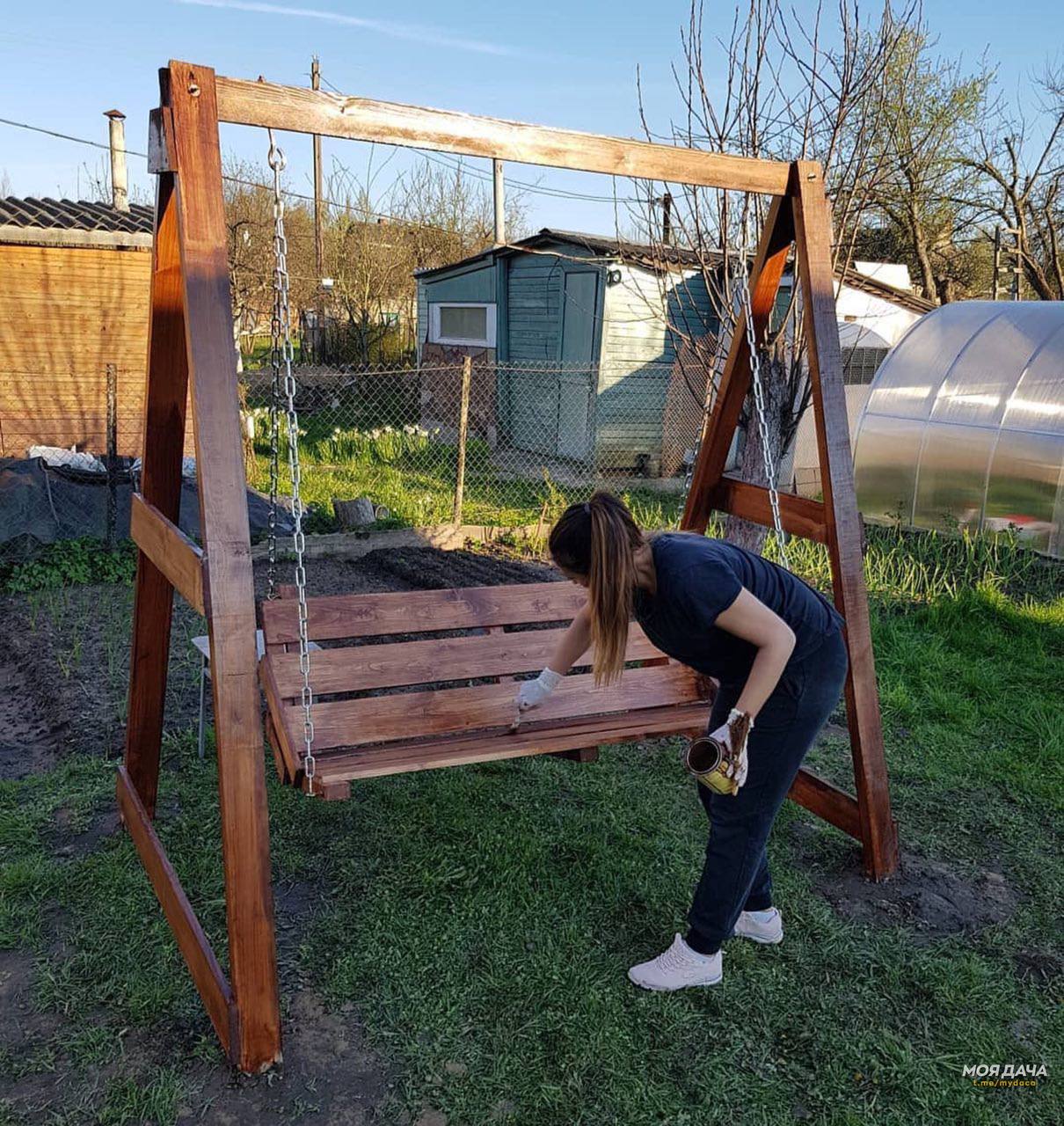 Тетяна готувала вечерю, коли на кухню влетів її чоловік. – Як це розуміти?! – вигукнув Денис, розмахуючи, якимись паперами перед обличчям дружини. – Ти про що? – здивувалася Таня. – Я шукав свій паспорт, і випадково натрапив на ось це! – чоловік поклав папери на стіл. – Як тобі вдалося провернути таке?! – Що провернути? Я тебе не розумію, коханий, – щиро дивувалася Таня. – Не розумієш? Та ти сама подивися на це, – чоловік схопив зі столу папери, і передав їх дружині. Таня взяла їх, переглянула і ахнула від побаченого