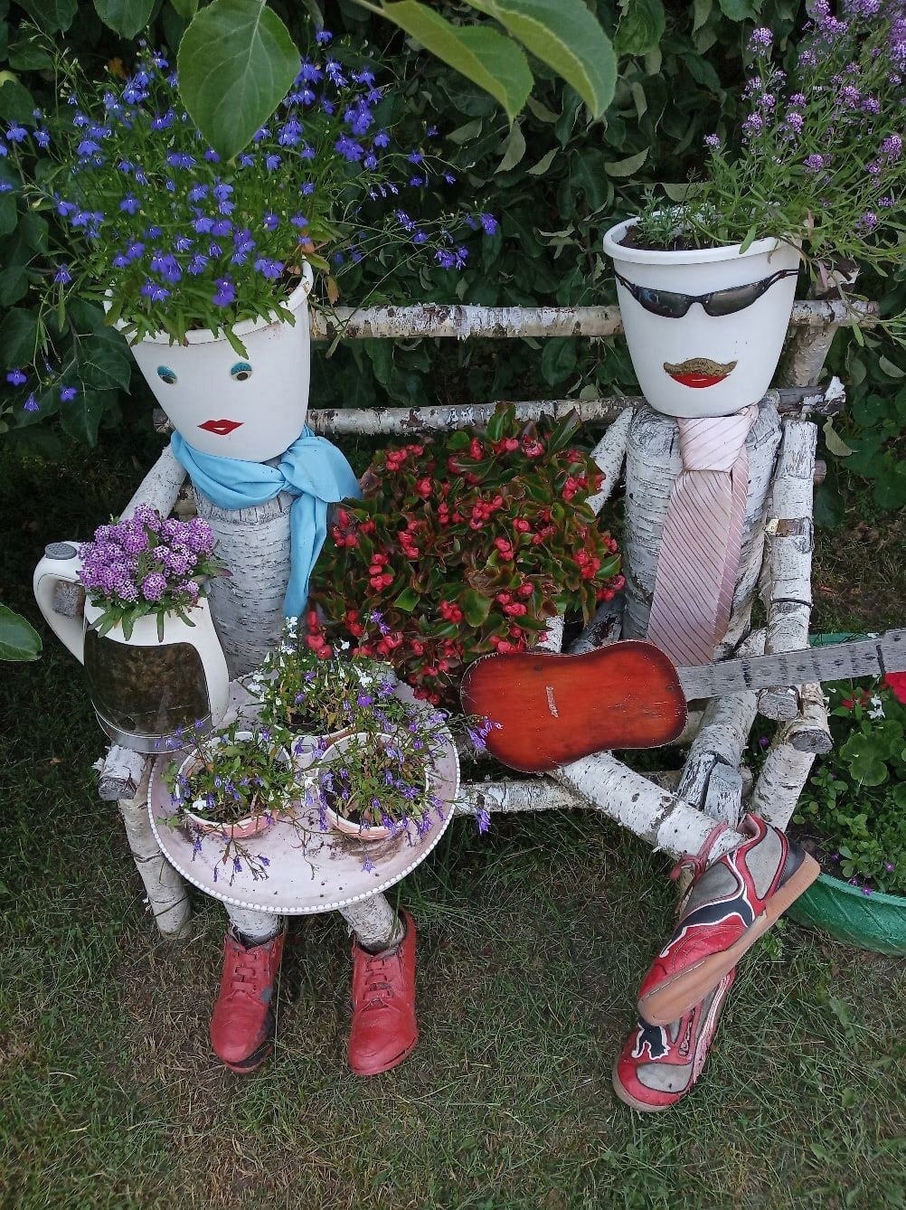 — Що ж мені робити? — А я знаю, що тобі робити?! Ти коли в постіль з ним стрибала, мене не питала: “що мені робити?” — Я на третьому курсі в інституті вчуся заочно. У мене вдома мама і брати ще маленькі. Мені йти нікуди. І Олексій говорив, що ви давно живете як чужі люди. Він просто через дітей із вами живе. — Так?! – Люся відчувала, що її терпінню приходить кінець. – Ти мені номер телефону й адресу свою залиш, я з тобою зв’яжуся