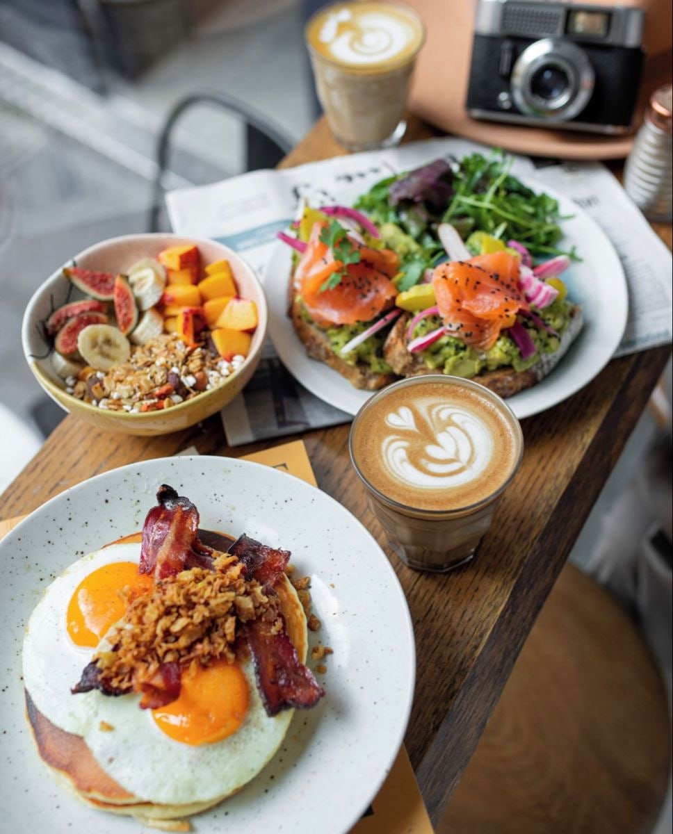 — А давай свою справу почнемо? – запропонував чоловік, – машина є, будемо продукти розвозити по далеких кутках, торгувати найнеобхіднішим, потім і назбираємо на свій магазинчик. Я й погодилася. 4 роки ми торгували “з коліс”, моталися по оптових складах, а потім узяли кредит, викупили невеличкий будиночок у центрі села і відкрили свою справу