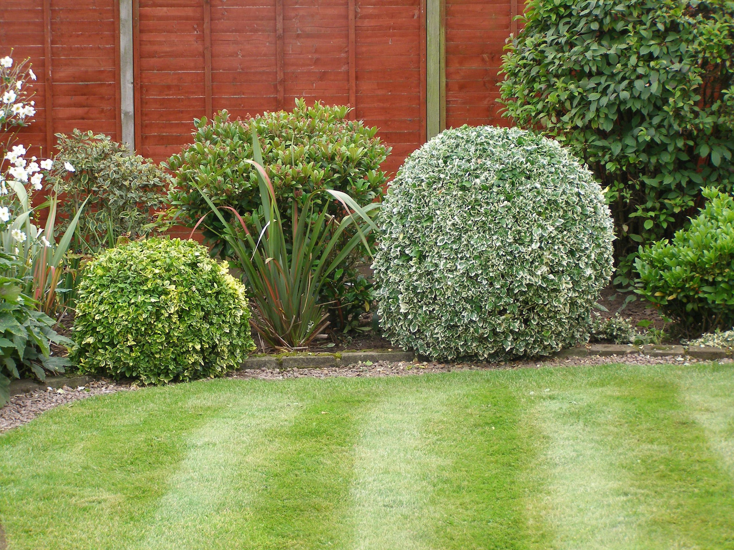 Свекруха піднялася за столом і, простягнувши Дімі цю коробку, виголосила свою промову при всіх гостях. Живемо ми в моїй квартирі, тому я після цього вважаю цілком нормальним те, що більше я в свою оселю маму чоловіка в на поріг не пущу. А Діма нехай ходить до неї сам, якщо йому хочеться. З мене досить. – Дімочко, ось тобі справжній чоловічий подарунок, ми з татом постарались, коди вибирали. Досить тобі вже сидіти біля спідниці жінки! І не здумай і Олені купити. Ти чоловік і в тебе має бути свій простір! І взагалі світ на одній жінці клином не зійшовся! – і мама чоловіка сказала йому негайно відкрити коробку і полюбуватися подарунком