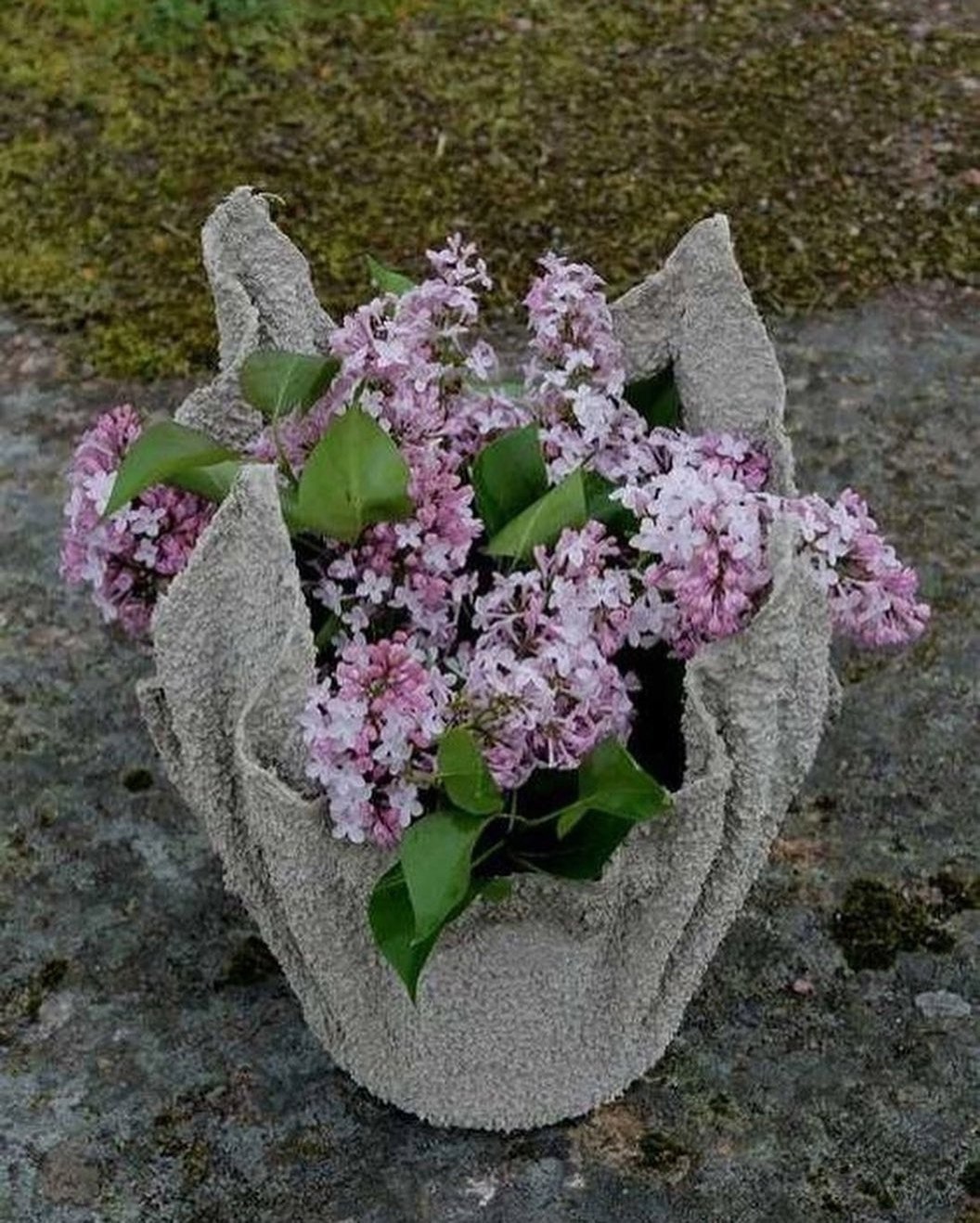 Позавчора у мене був ювілей — 30 років. Свято вирішила відзначати вдома, бо з двома маленькими дітьми (4 роки і 2 роки) не дуже кудись підеш. Свекруха дістала з сумки одноразові судочки й почала складати туди все, що залишилося на столі. Канапки, салати, картоплю, котлети, навіть шматки м’яса. А все це пакувала у величезну торбу, яка була в зовиці. Я не вірила своїм очам! Кажу їй: “Мамо, що ви робите?” А вона так спокійно відповідає: “Ну, Настюша ж сама живе, годує дитинку, їй треба добре харчуватися. А тут стільки всього залишилося, ви ж самі це не доїсте”