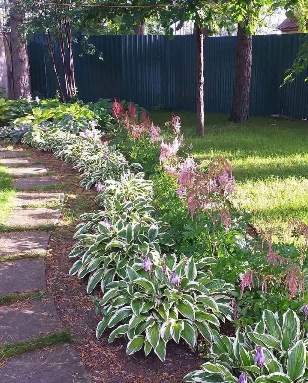 – Може й начальник. Він приходить, мені цукерки приносить. І торт нам усім. І ще, – Оля зважує, чи варто ділитися такою сокровенною інформацією з батьком
