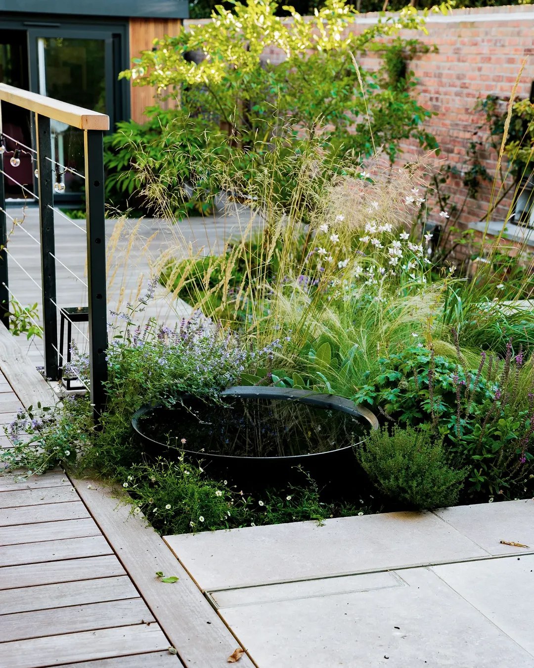 — Ні, ми не поїдемо ні в готель, ні на дачу. Ні, ми не виїдемо з власної квартири. І знаєш що, Свєто, я тобі скажу чесно — мені взагалі набридли ваші візити