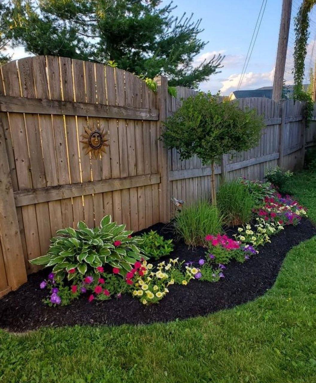 Михайло посадив свою наречену Аллу в таксі, а сам швидко повернувся додому. – Мамо! – гукнув він з коридору. – Ну, як тобі Алла?! Софія Андріївна прибирала зі столу, і зробила вигляд, що не почула сина. Михайло, зайшов у кімнату. – Мамо, то що скажеш? Правда, Алла чудова!? – усміхнувся Михайло. – Ой, не знаю синку, – Софія Андріївна уважно подивилася на сина. – Взагалі, я проти, щоб ти з нею одружився! Тим більше після того, що вона сьогодні зробила! – В сенсі проти?! І що такого Алла зробила?! – Михайло здивовано дивився на матір, не розуміючи, що відбувається.