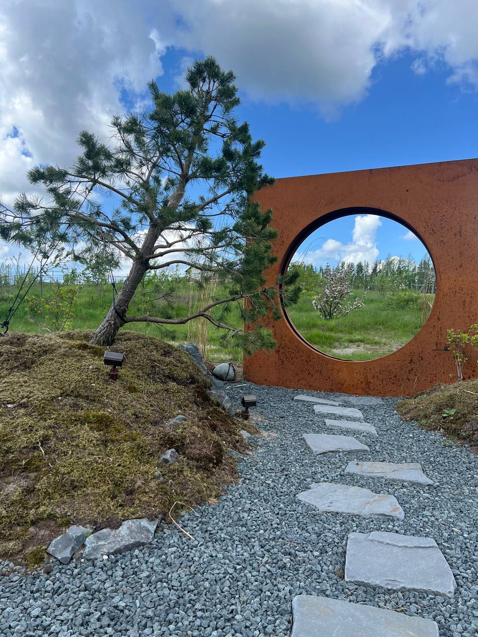 — Чоловіки, йдіть у зал, посидьте! Ми з Мариною поки що що-небудь приготуємо, – сказала господиня злегка розлюченим голосом. Коли зайшли на кухню, вона продовжила обурюватися: — Бачте, вона має гарно одягатися, адже їй шістнадцять років, а мамі й так зійде, адже вона літня, – глянувши на подругу, здивовано запитала. – Марино, ти що посміхаєшся