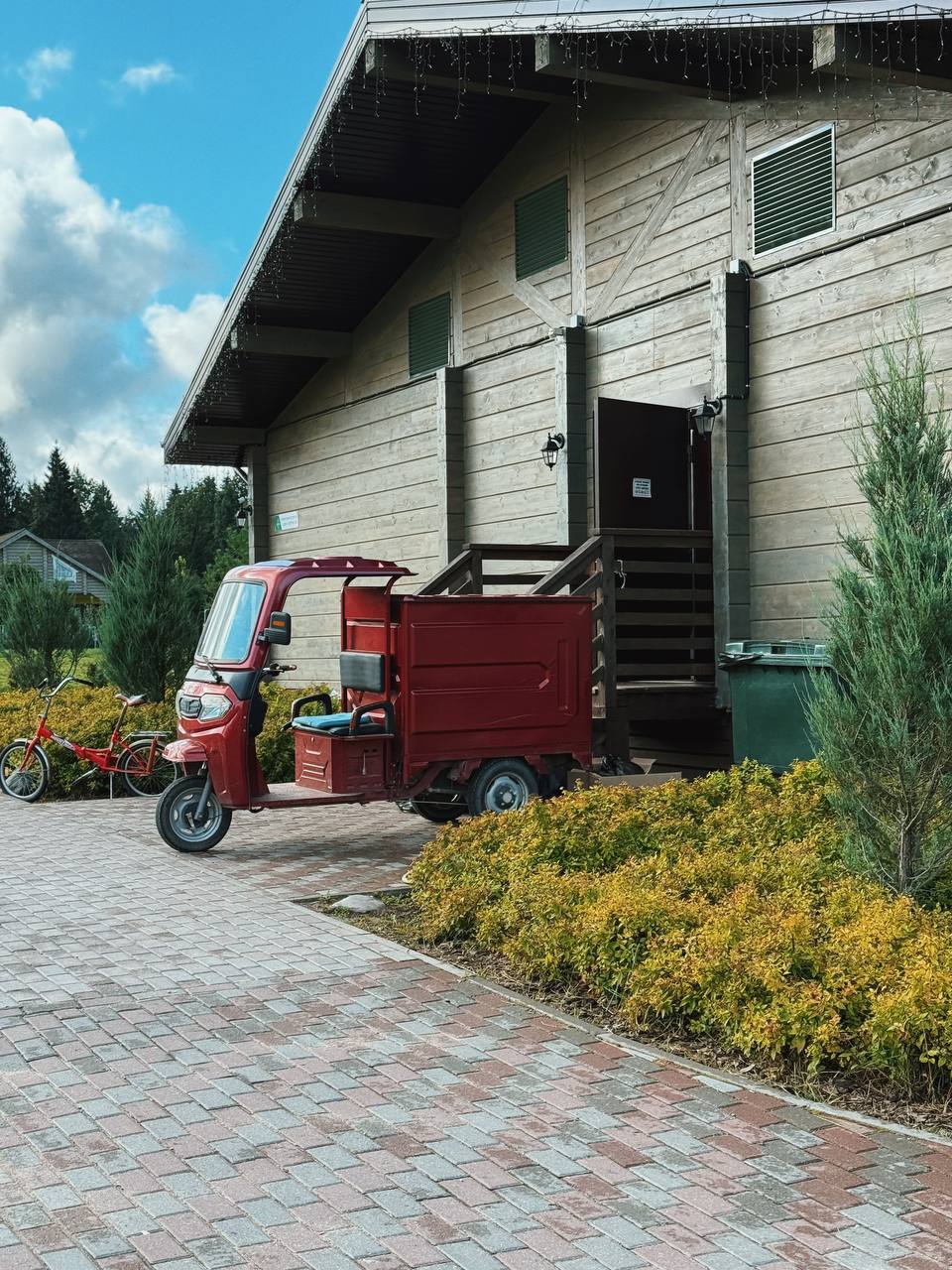 – Слухай! – раптом вибухнув чоловік. – Ти вже мене дістала! Тільки пиляєш і ниєш, пиляєш і ниєш! То зі своєю роботою, то з бабусею. Пішла б уже, мені б спокійніше стало! Я тебе взагалі з жалості тоді підібрав!