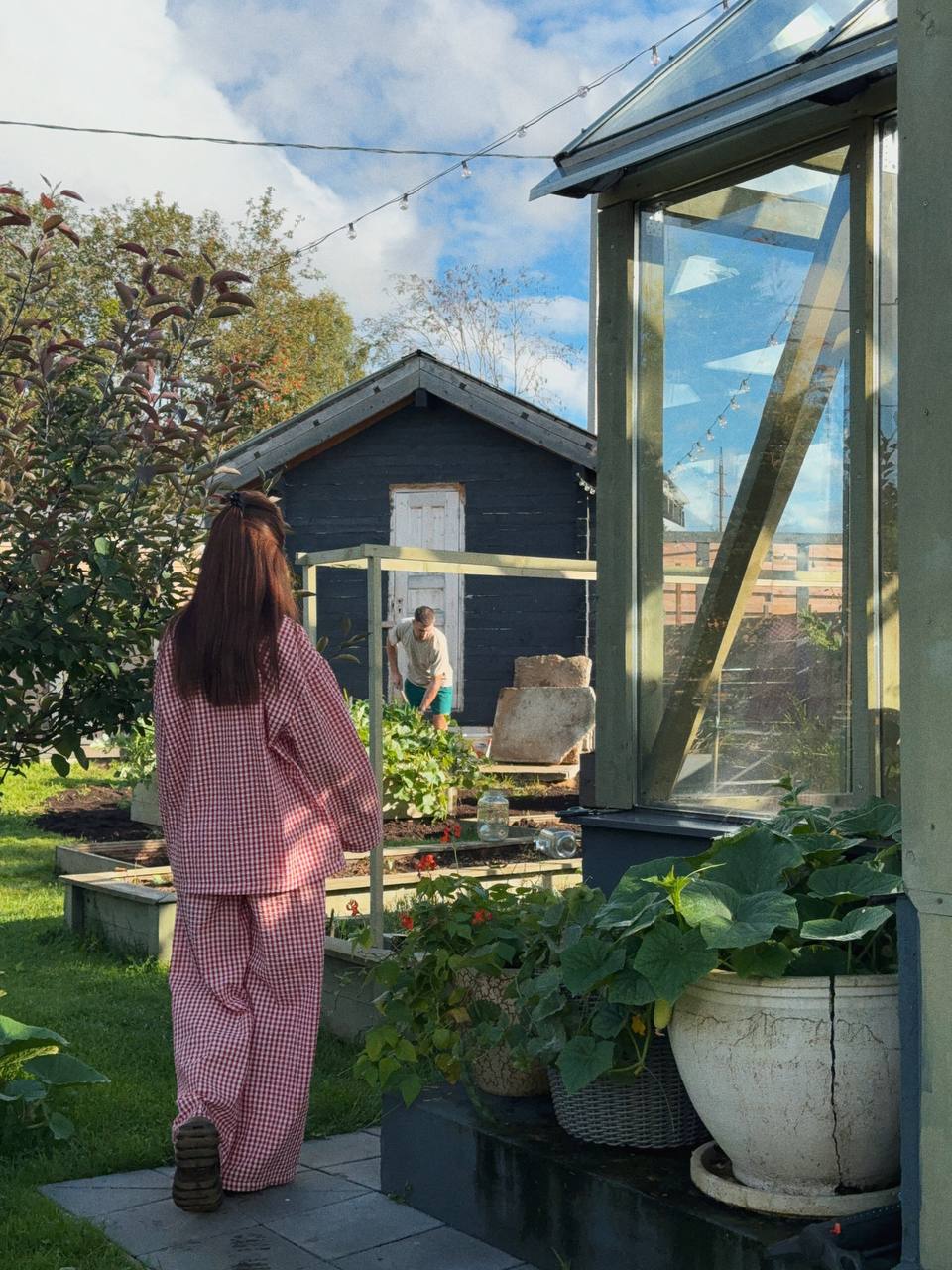 — Розлучимося мирно, як ти того і хотів. І до речі, я поговорила з Вікою. Бойкоту не буде. Ні з боку дочки, ні тим більше з мого боку. Насолоджуйся своїм новим життям