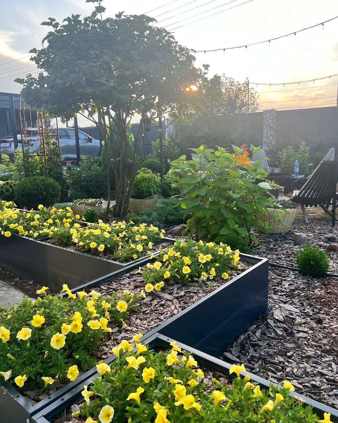 Тетяна потрапила в лікарню. Її чоловік Андрій не приїжджав і не дзвонив. Він тільки надсилав короткі повідомлення про свою зайнятість, і дізнавався про те, коли її випишуть. – Може, хоч у день виписки приїде? – думала Тетяна. Але він не з’явився. Довелося замовити таксі й попросити свою давню знайому про допомогу. Тетяна добралася до квартири. Плюсом був перший поверх. Сусіди й таксист допомогли. Таня зразу попрямувала на кухню. Хотілося домашньої їжі, кави. На столі лежала якась записка. Таня взяла її й важко зітхнула від прочитаного.