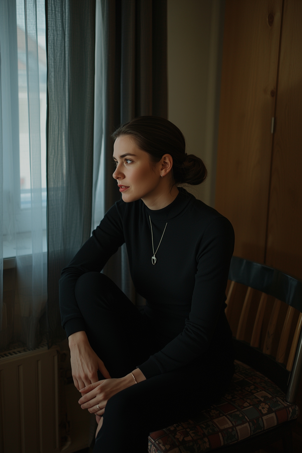 «Тобі ж подобається економити, правда?» — Олена кинула, простягаючи мені вицвілу кофту. Я відчула, як у середині мене щось тріснуло — я не хочу бути лише «економною мамою», яка доношує її речі. Сьогодні я скажу їй правду