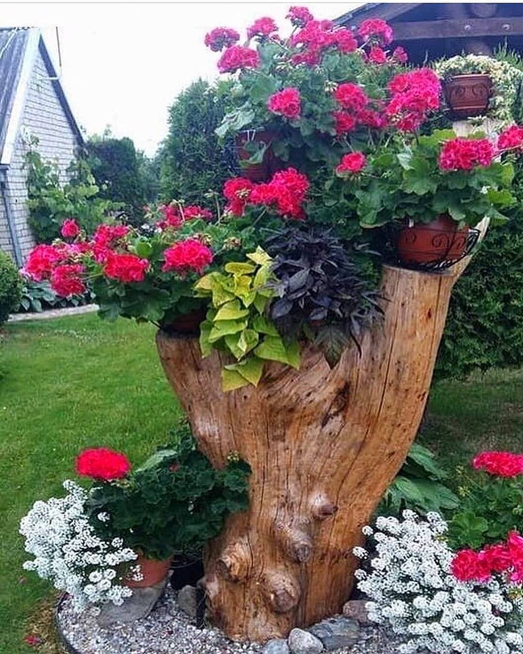 – Сьогодні ж із нею поговорю! Усі нормальні жінки у декреті допомагають своїм чоловікам, а моя сидить без діла, нібито втомлюється, – Володимир стукнув кулаком по столу. – Ледарка, та й годі!