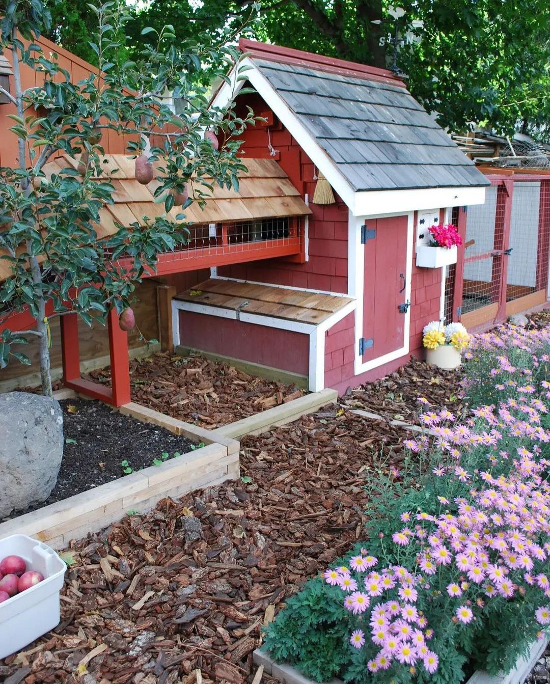 – Тут така справа, скоро до нас прийдуть гості, і вам треба кудись піти. Самі розумієте, що з вами жодного свята не буде. – Синку, то куди ж ми підемо? У нас тут нікого немає, – спитала мама. – Ну, а я звідки знаю, вас же в гості колись сусідка в селі кликала, от і їдьте