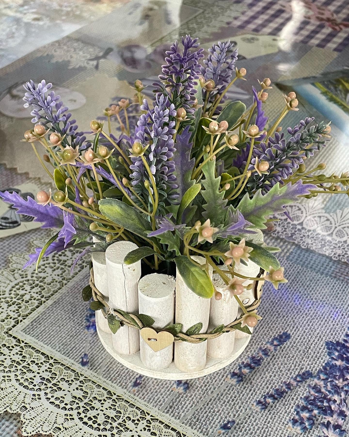 Мій перший чоловік залишив моїй доньці у спадок 2 квартири в столиці, по документах я діла не маю до них. Я тоді Тамарі допомогла провети батька в останню дорогу, все оплатила сама і ремонт в тих квартирах зробила. Я тоді ще гадки не мала, як донька себе поведе, а Тамара для мене справжній сюрприз приготувала. Хоч сідай2 та й плач