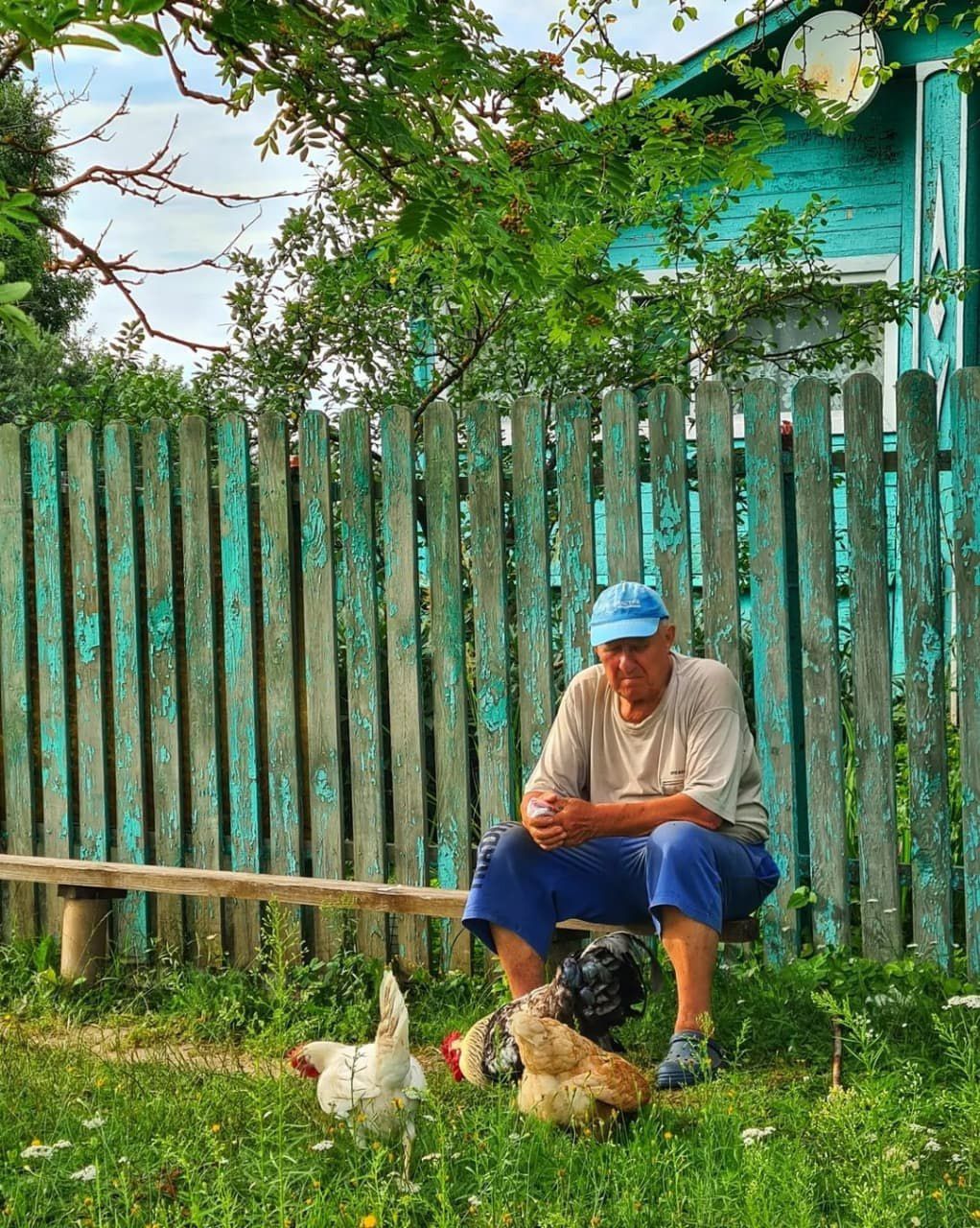 Олена осиротіла в вісімнадцять. Саме осиротіла. Тому як, недарма люди кажуть – без батька ще нічого, а ось без матері – cupoтa.