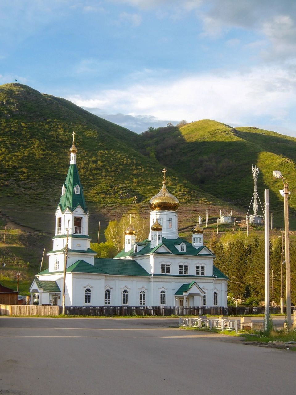 Весілля йшло повним ходом, аж тут, раптово, до святкової зали зайшла Марія. Наречена напружилася.