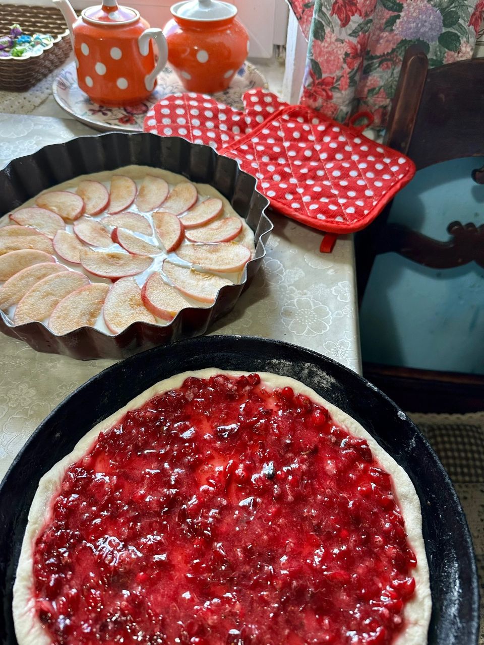 У суботу Олексій поїхав на риболовлю та попросив Юлю зварити борщ. – Звісно зварю, без проблем! – відповіла вона. Після повернення Олексія, вона накидала борщ в тарілку, та поставила перед ним. – Це що таке? – запитав він. – Борщ. Як ти і просив – Я просив борщ! – підвищив голос Олексій. – А ти зварила помиї!