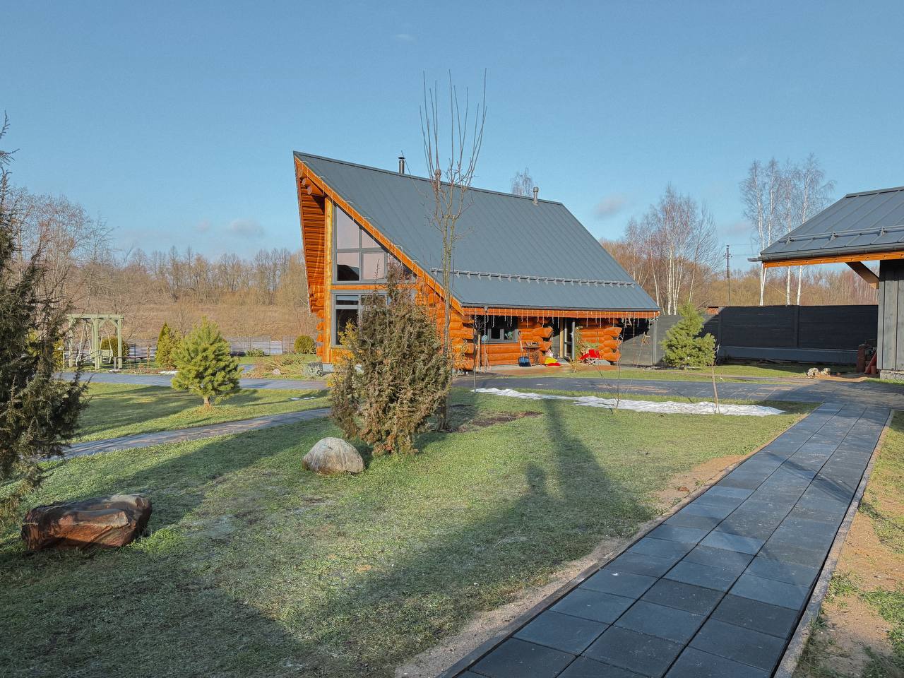 — Ти чоловік, зобов’язаний допомагати. У них ні чоловіка, ні житла. Вони беззахисні. А ти що, збіднієш від того, що сестрам допоможеш