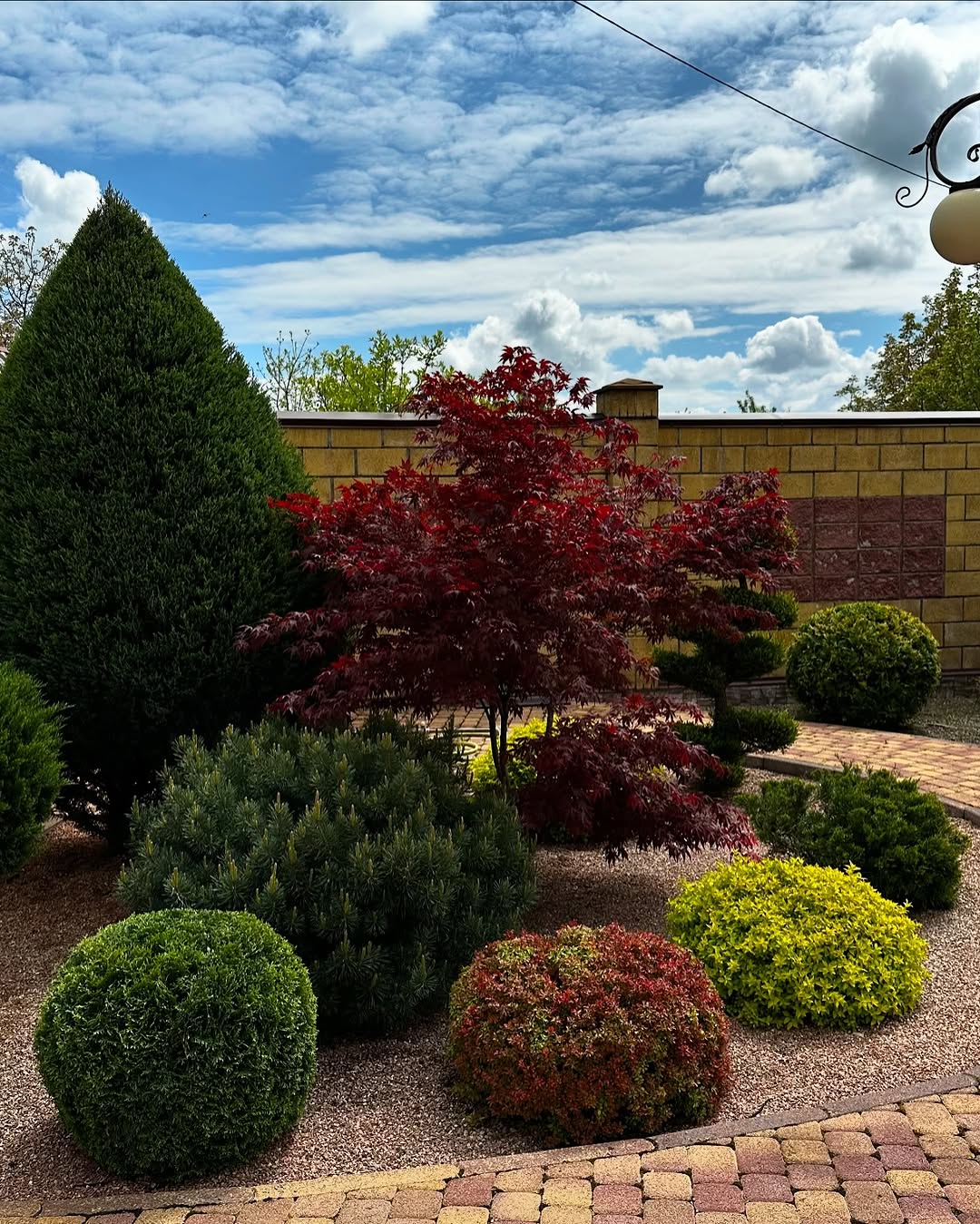 Я дуже зраділа, коли мій молодший син оженився, наче аж дихнула вільніше, що все у нього буде тепер добре і нам з батьком вже не треба буде хвилюватися в якій він компанії і куди діває гроші. Вже є у нього жінка і будуть собі разом жити