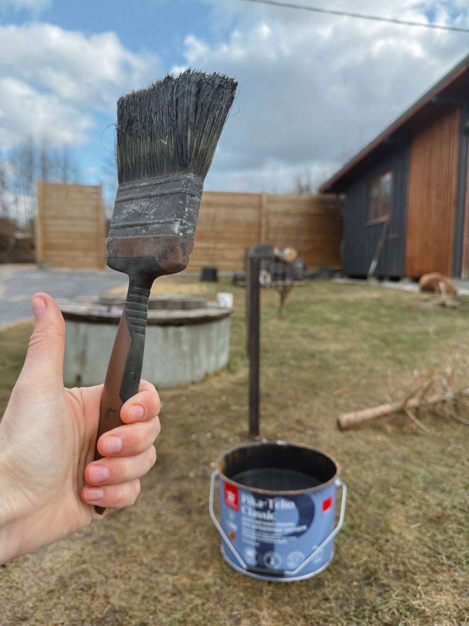 Костя дивився на неї, звузивши очі, і питав крізь зуби, чи не піти йому, щоб не заважати сімейному щастю з новою, чудовою дитиною і чоловіком