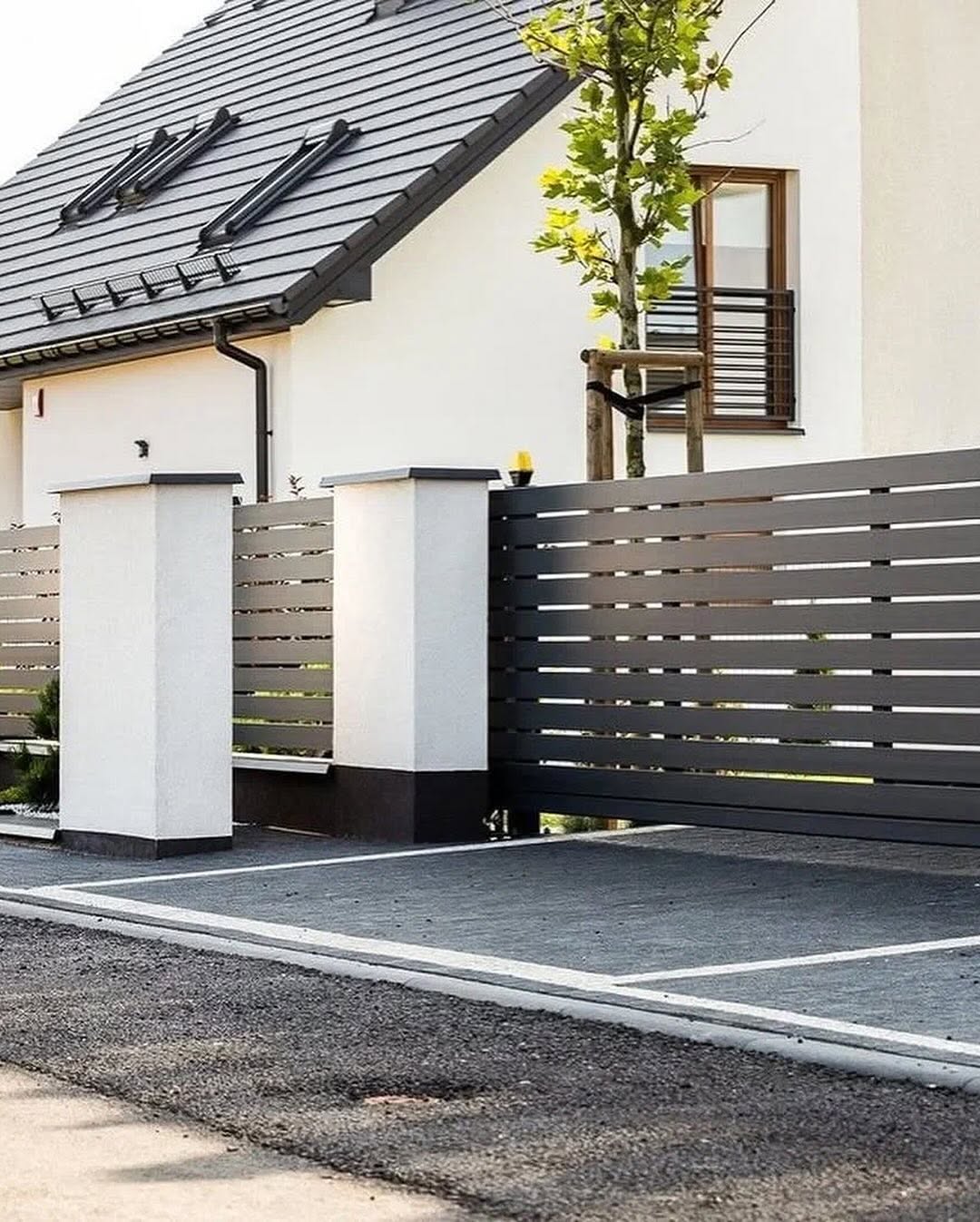 — Що ти робиш?! — обурився чоловік, побачивши це. — Як ти смієш хапати мої речі? — Забирайся геть з моєї квартири! – Наголосивши на слові «моєї», гримнула Ольга. — Геть звідси! – Ах ти, змія…