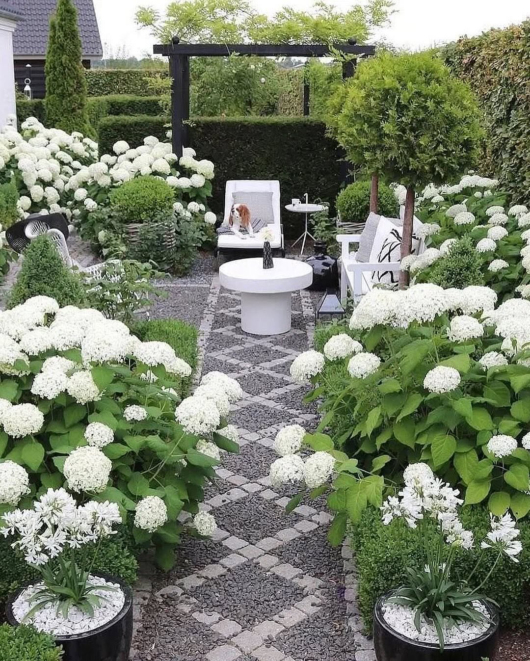 — Віра, ти самостійна. У тебе хороша робота, стабільність. А Кіра… якщо вона залишиться без нас, їй ні на кого буде спертися. Я гірко розсміялася. — Ні на кого спертися? А на кого вона спиралася всі ці роки? А ви? На кого розраховували?