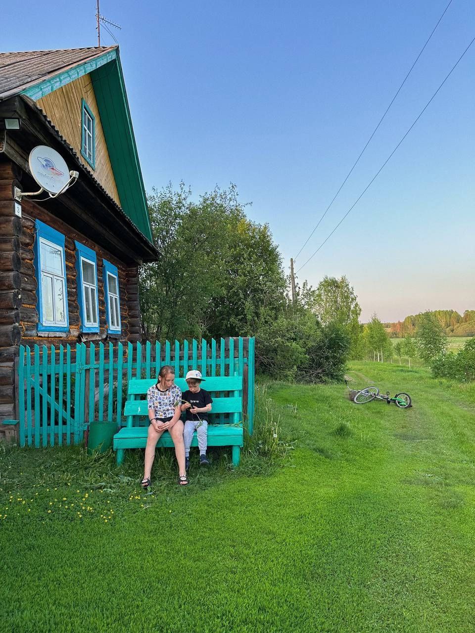 Таня зайшла в соціальну мережу і раптом побачила серед спільних знайомих прізвище Віктора. Вона подумала, а чому б не відправити фотографію дочки, нехай знає, що десь росте така красуня. Відправила і забула. Через три дні зайшла до себе на сторінку і раптом побачила, що він їй відповів. Те, що вона прочитала і побачила, змусило її розреготатися.