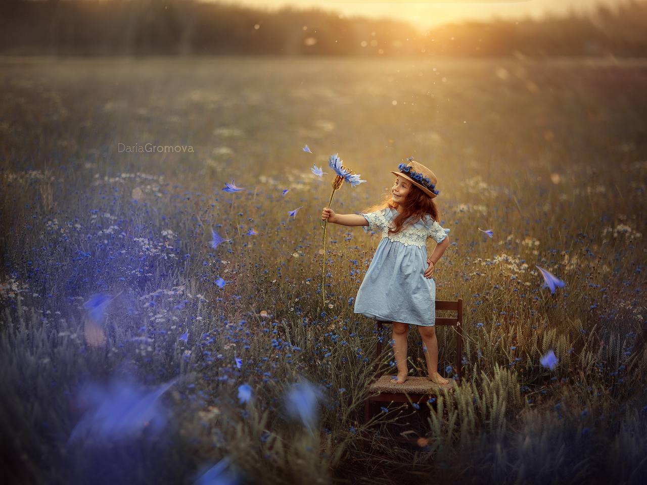 — А чому у вас немає дітей? Вибачте, якщо запитання некоректне, але ви з таким теплом говорите про чоловіка… Клавдія Іванівна довго мовчала, дивлячись кудись у кут кімнати. Нарешті, зітхнувши, сказала: — Так вийшло. Ми з Іваном, царство йому небесне, не могли мати дітей, лікарі завжди говорили, що все з нами гаразд, але на жаль