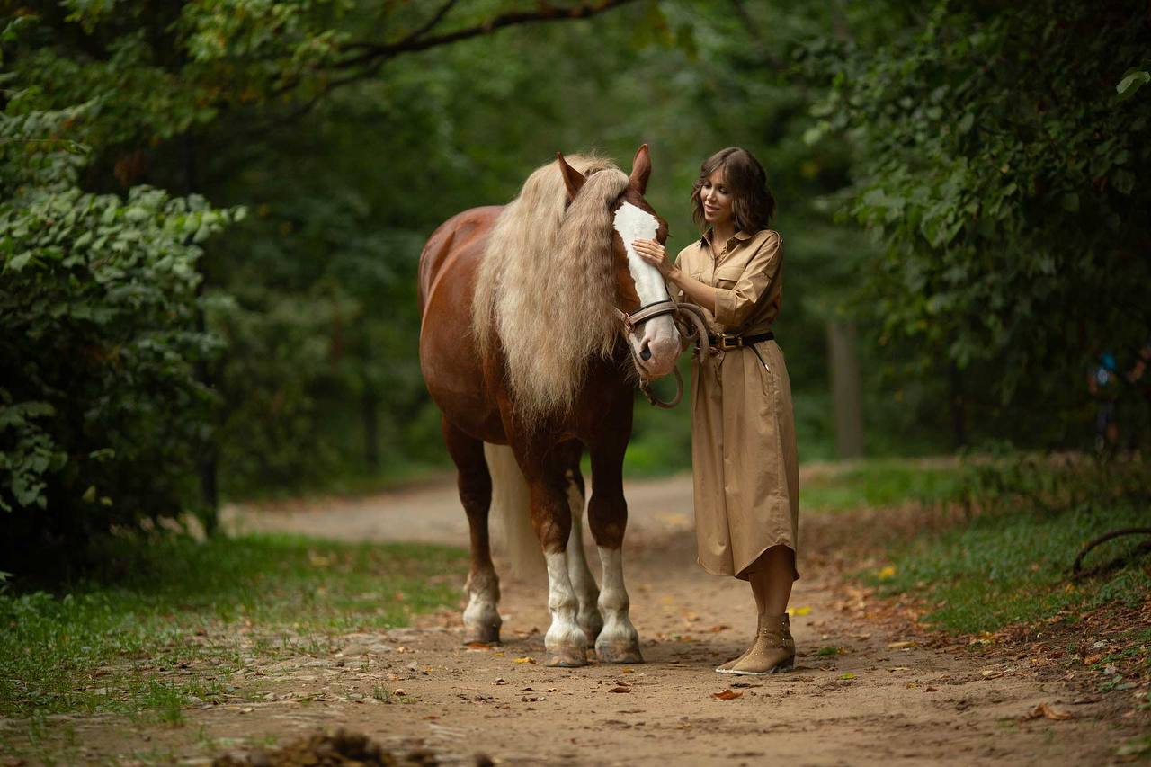 — У тебе ноги криві, вся в матір, та ще й пласка зовсім, — бурчав батько, косо поглядаючи на доньку, яка крутилася біля дзеркала, — Краще б уроки робила, а то все їй гуляти подавай, а потім неуком будеш