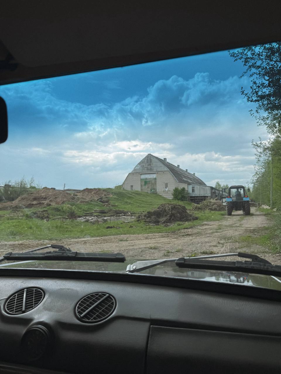 Поїдеш до мене. Тільки тимчасово, чуєш? Поки не знайдемо тобі нових господарів