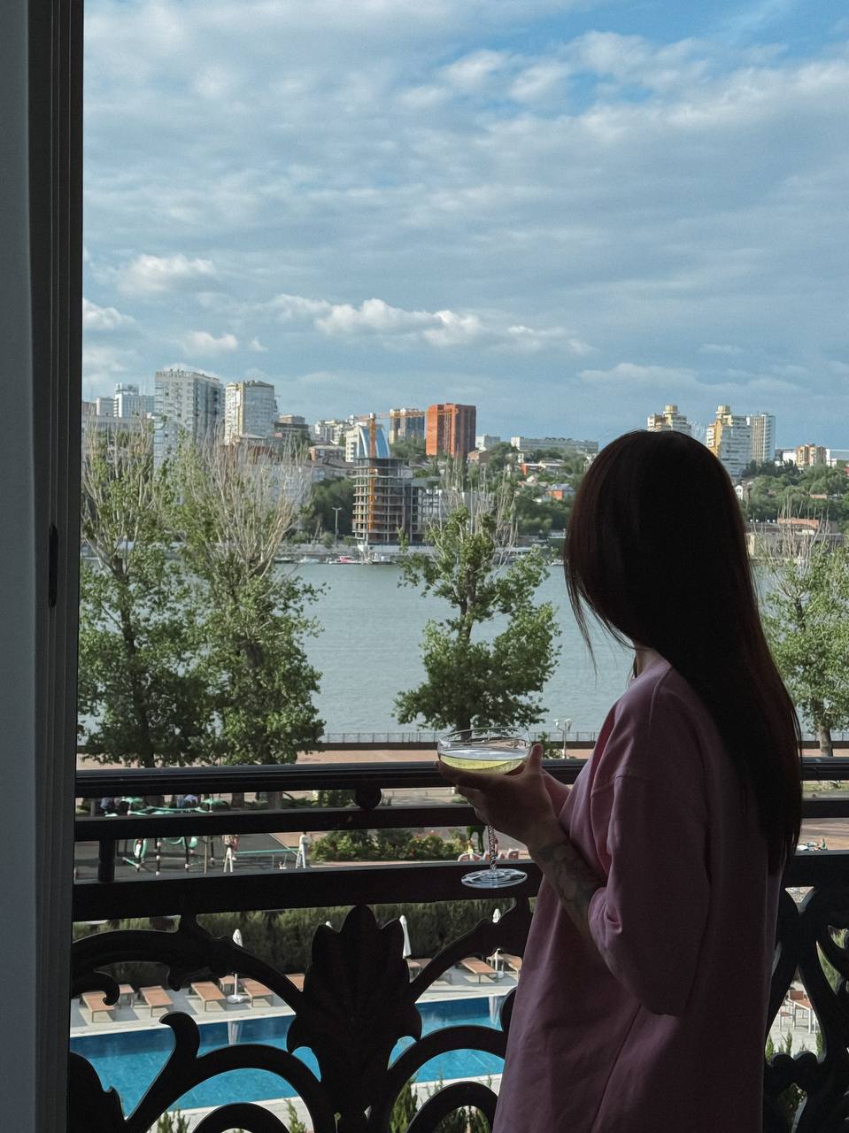 Я-то думав, я на жінці одружився, а виявилося — на калькуляторі. Все у тебе в цифрах, все в кошторисах. Душі в тобі немає, Людо. Ні краплі