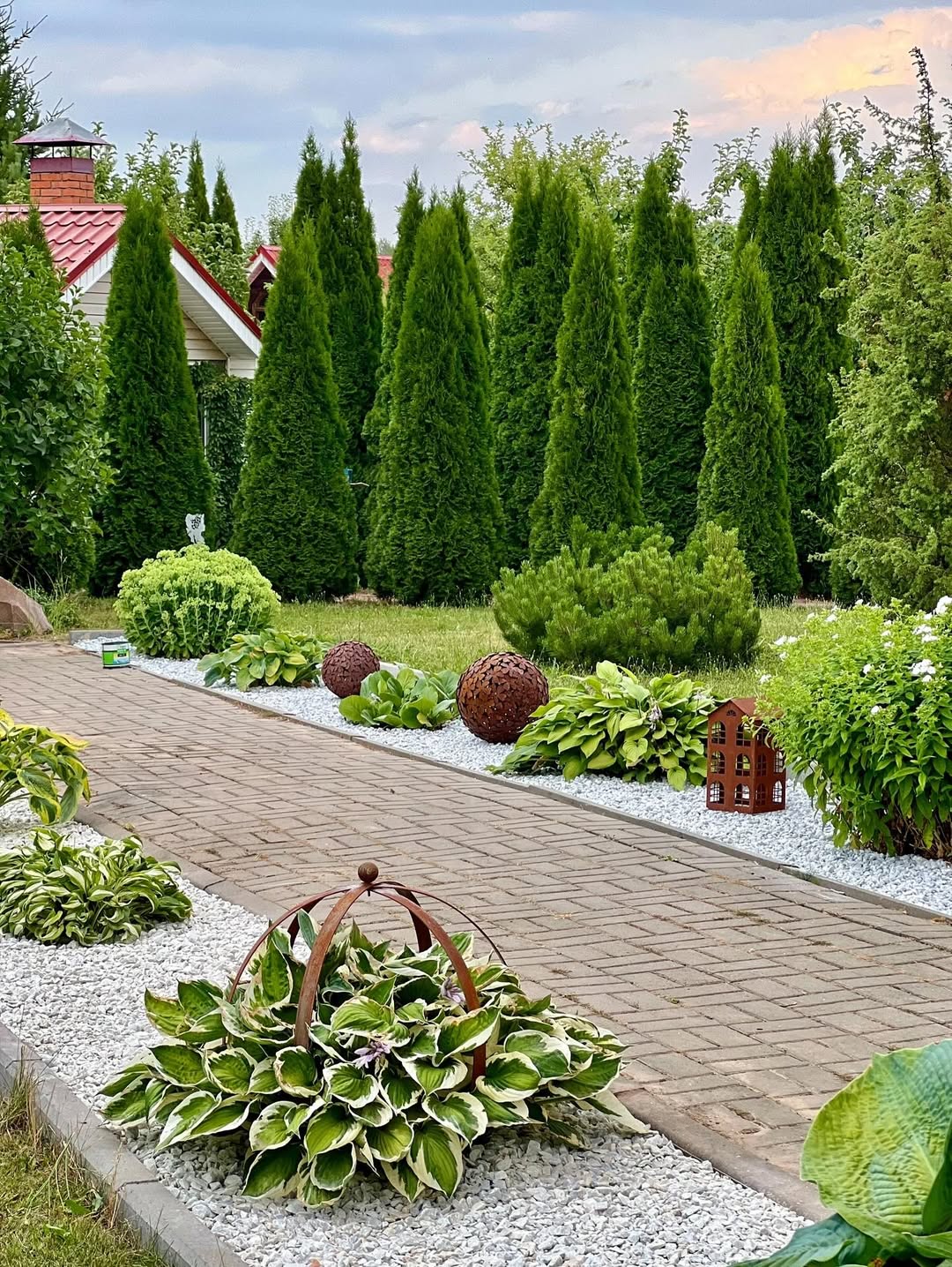 Коли Марія підійшла до свого двору, вона помітила: у хаті світиться світло, хоч була ще досить рання година. «Донька, певно, встала, чай ставить», – подумала. Вона зайшла, відчинила двері – й обімліла. За столом сиділа не донька. Сиділа сваха – мама її зятя. Олена. – А що ти тут робиш? – голос у Марії задрижав. У цей момент у кімнату зайшла дочка, Катерина. – Мамо!.. Ти приїхала… Чому ж ти не попередила? – вона кинулася до матері, але в очах світилася не тільки радість, а й занепокоєння. – То що відбувається? – Марія пильно глянула на дочку