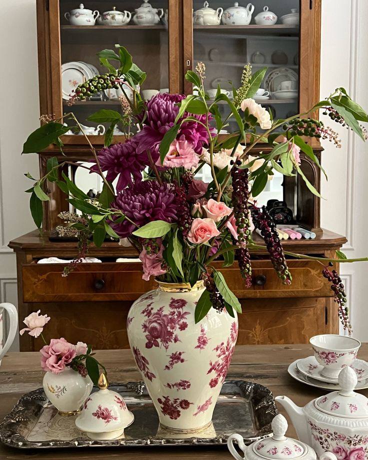 — Вовчику, ти де більше хочеш жити у нас чи в дитячому будинку? — Я хочу жити вдома, сам. — Але вдома тобі жити не дозволять. Тобі ж лише сім років. Так що ти маєш вибрати. — Тоді у дядька Івана