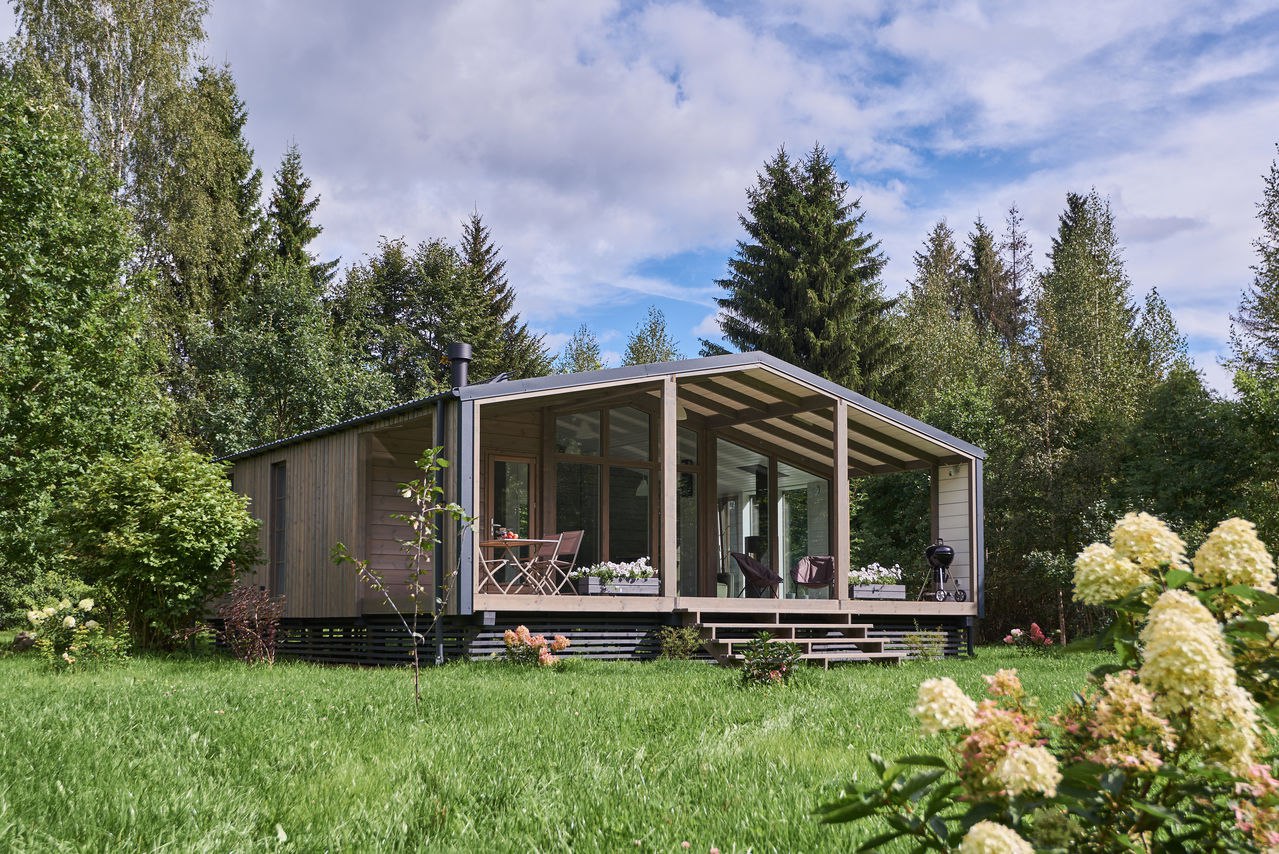 Я побачила чоловікову любку і дар мови втратила. Я розумію, що молодість цінується, але ж тут хіба лише, що років тридцять п’ять, а все інше, то вона мені не годиться в конкурентки! Хотіла я сцену закотити, але вирішила, що не буду сусідам робити таку приємність і пішла додому.