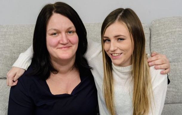 У хаті плакала старенька мати над дочкою, читалась молитва, горіла свічка, в зажурі сиділи люди. І враз зашепотіли: прийшов, прийшов попрощатись. Мати підвела голову…