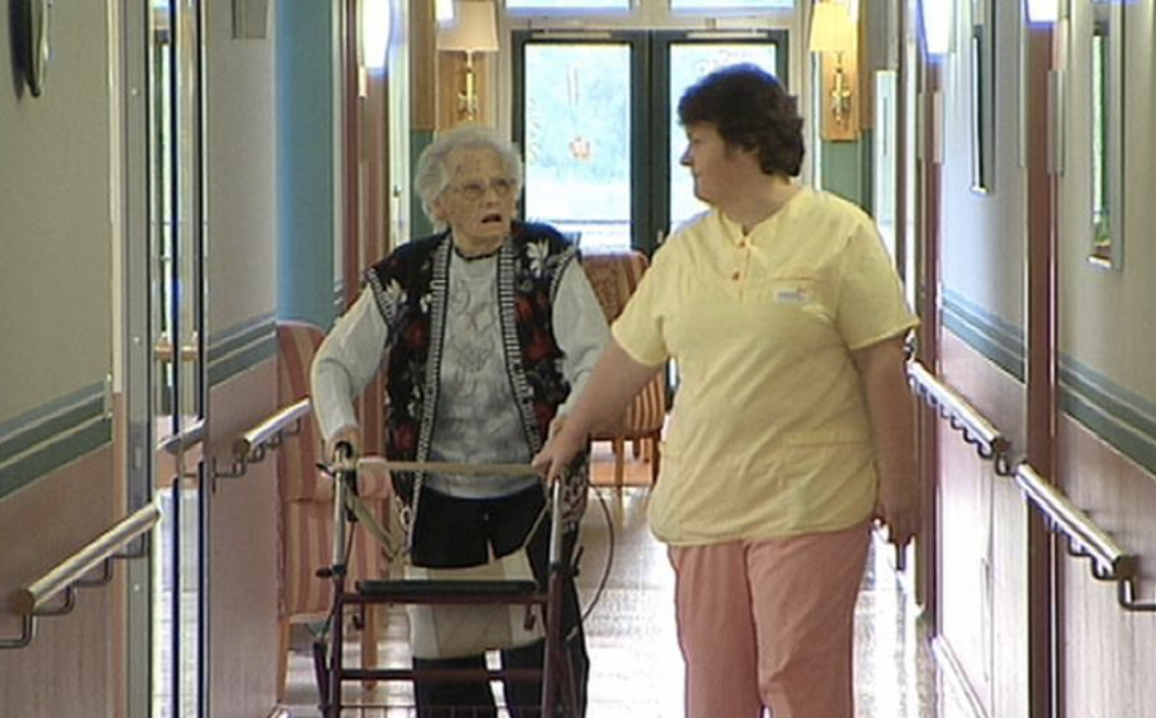 Маючи трьох дітей, вона в будинку для людей похилого віку. В неї сьогодні День народження. а поруч навіть сусідки по кімнаті немає. Але кажуть, що під Новий рік дива трапляються…