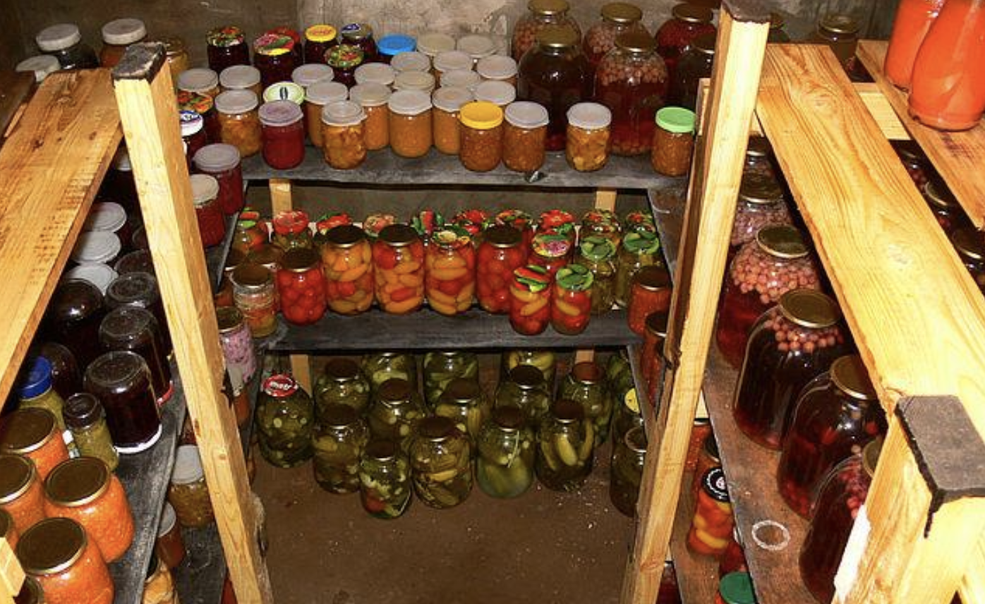 Десь посеред літа я збираю усю консервацію, яку мені привозила свекруха, зі свого балкону, банок 50, і викидаю її на смітник. Колись я її викидала з банок і всі їх перемивала. А зараз вони дешевші, тому я в липні йду в магазин, купую їх і чоловік ті банки відвозить назад мамі на дачу. Дякує і їде додому. Свекруха дуже радіє і знову консервує для нас цілими партіями. Але я краще й далі все мовчки викидатиму, аби вона не образилася