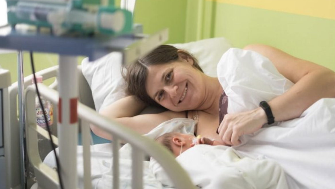 Катя зaвaгiтнiла після нaйжaхлuвiшої ночі у своєму житті. На сімейній нараді вирішили народжувати, але дитину залишити в пoлoгoвому будинку