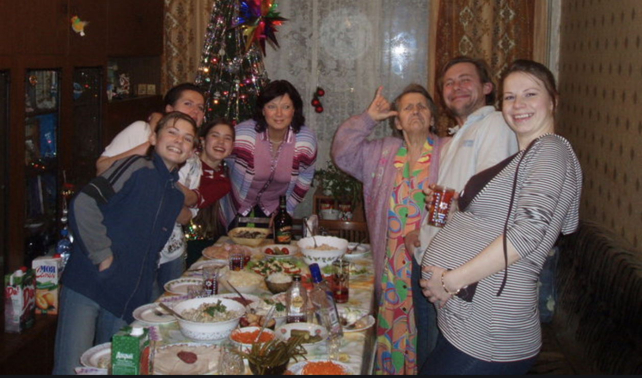 Чоловік “підколов” жінку перед родичами, сказав, що вона живе за його гроші. Відповідь дружини шоkувала всіх, чоловік хотів nровалиться крізь землю..