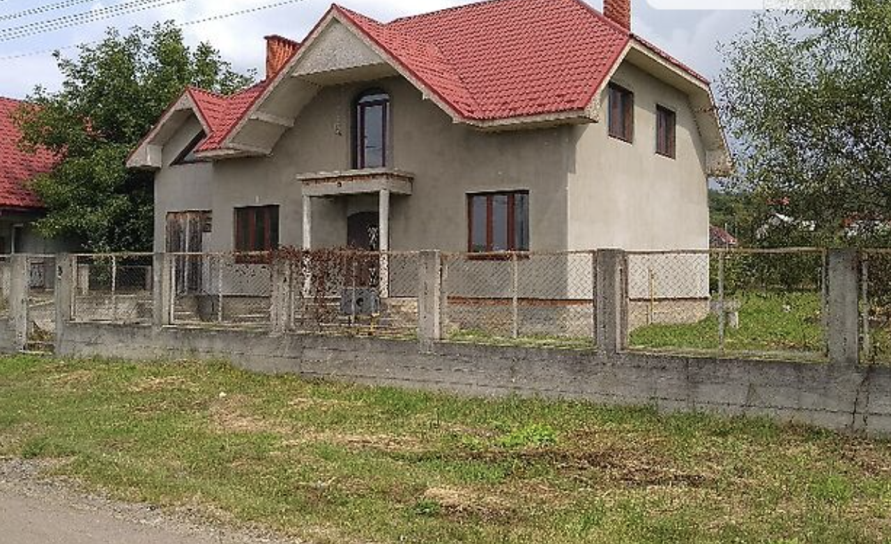 Зараз в Олени двоповерхова хата з великими балконами, найбільша у селі, навіть краща ніж в голови…