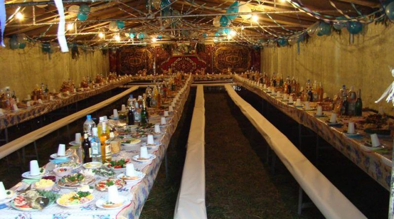 Гірко! – Сильно гукалu гості. І молодим дійсно було дуже гірко. Особливо, нареченій. Наталя чекала, коли уже нарешті…