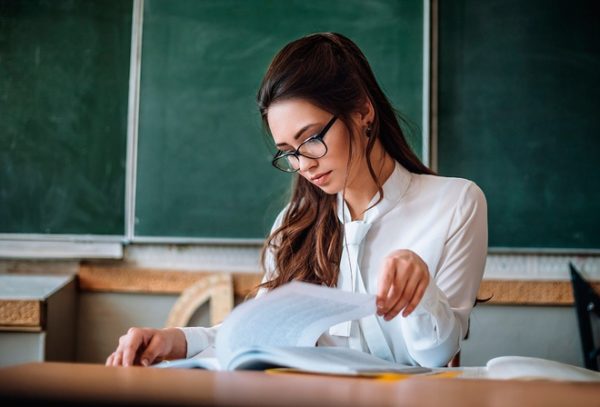 Мирослава овдoвіла та не довго сумувала. Школа гуділа, як у вулику. На язиках у всіх – нова пасія Мирослави Іванівни. Розцвіла, як рожа. Ходила, не відчуваючи землі під ногами, та не довго