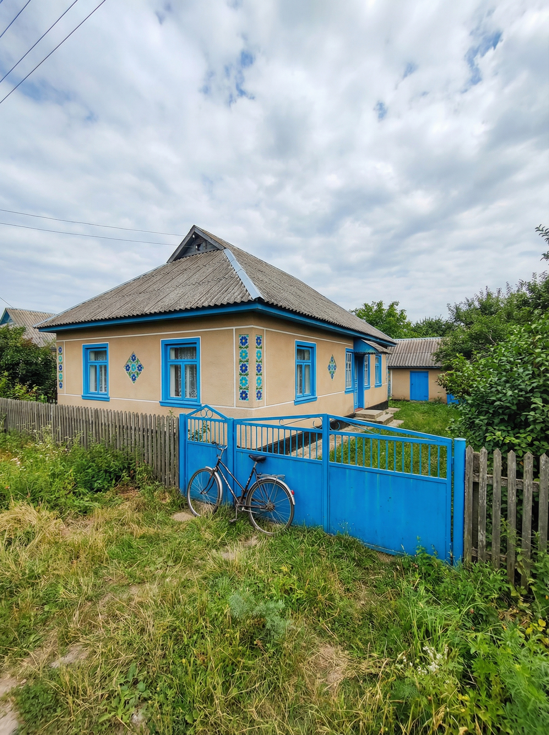 Ірина з Петром вже й не чекали, а тут така радість – син приїхав! І приїхав Миколка в село не сам, а з молодою дружиною. – Ось, батьки мої любі, знайомтеся, це моя дружина Ліза! – заявив він з порога. – Як дружина?! – сплеснула руками Ірина. – А коли ж весілля було? – А не було весілля, розписались і все. Батьки накрили стіл, поставили частування, смаколики різні. Невістка їм сподобалася. Гарна дівчина, скромна. Погостювали молоді в селі, та й додому поїхали. Приїхали вони аж на Різдво. Невістка, як зняла пальто, так Ірина й ахнула