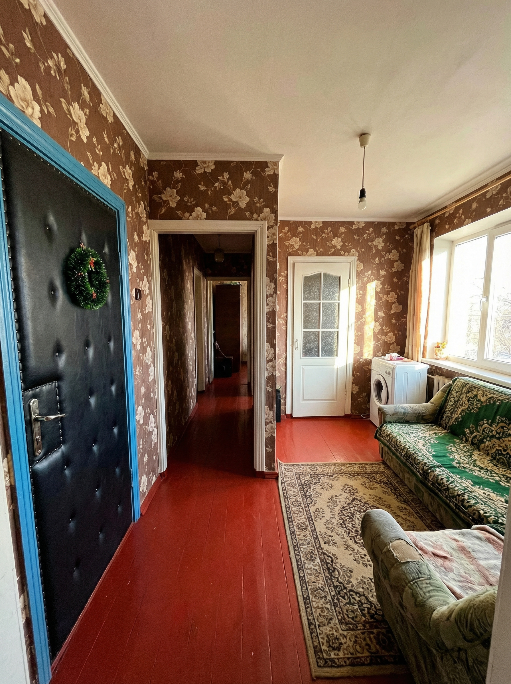 Олена вийшла з автобусу з важкими пакетами в руках. – Як давно я не була вдома, – тихо промовила жінка. Останніх шість років, Олена провела на заробітках в Італії. Жінка підійшла до рідного будинку, відкрила хвіртку і зайшла у двір. – Мамо, Гануся, я вдома, – вигукнула вона. Але ніхто не вийшов зустрічати Олену. – Дивно. Можливо на городі, – подумала жінка і зайшла в будинок. Раптом Олена, почула, що на кухні хтось розмовляє, і розмова явно про неї. Жінка прислухалася і застигла на місці