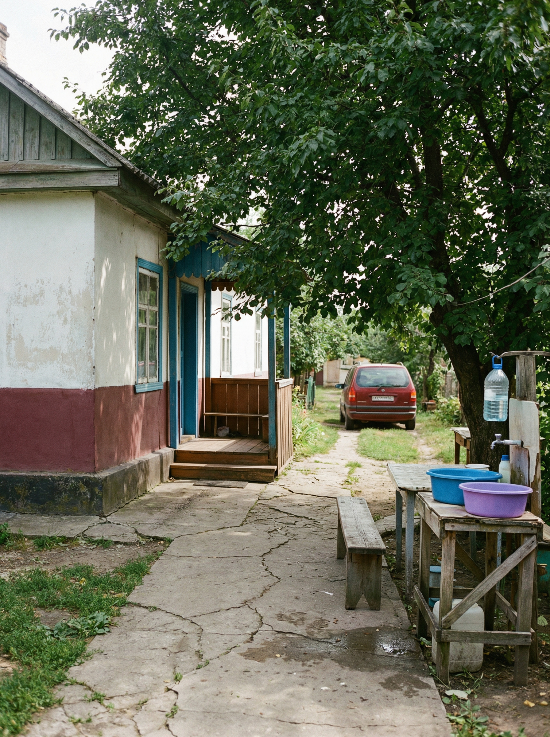 Надія спекла пиріг і наварила борщу. Іван сів за стіл і пив чай. Він сьогодні допоміг Надії полагодити піч. Раптом на порозі зʼявилася Ольга. Іван орендував в її тітки кімнату. – Ну що ж ти, Іване, так довго? Ми з тіткою вже тебе зачекалися. Ходімо додому! – сказала вона. – Я не маленький, сам дорогу знайду… – спохмурнів Іван. – Ну я піду, тоді, – сказала Ольга. – Надійко, а вийди зі мною, спитаю дещо. Вони вийшли, і раптом Ольга зашипіла: – Ти що це вирішила мужика в мене відвести?! Надя аж рота розкрила від здивування