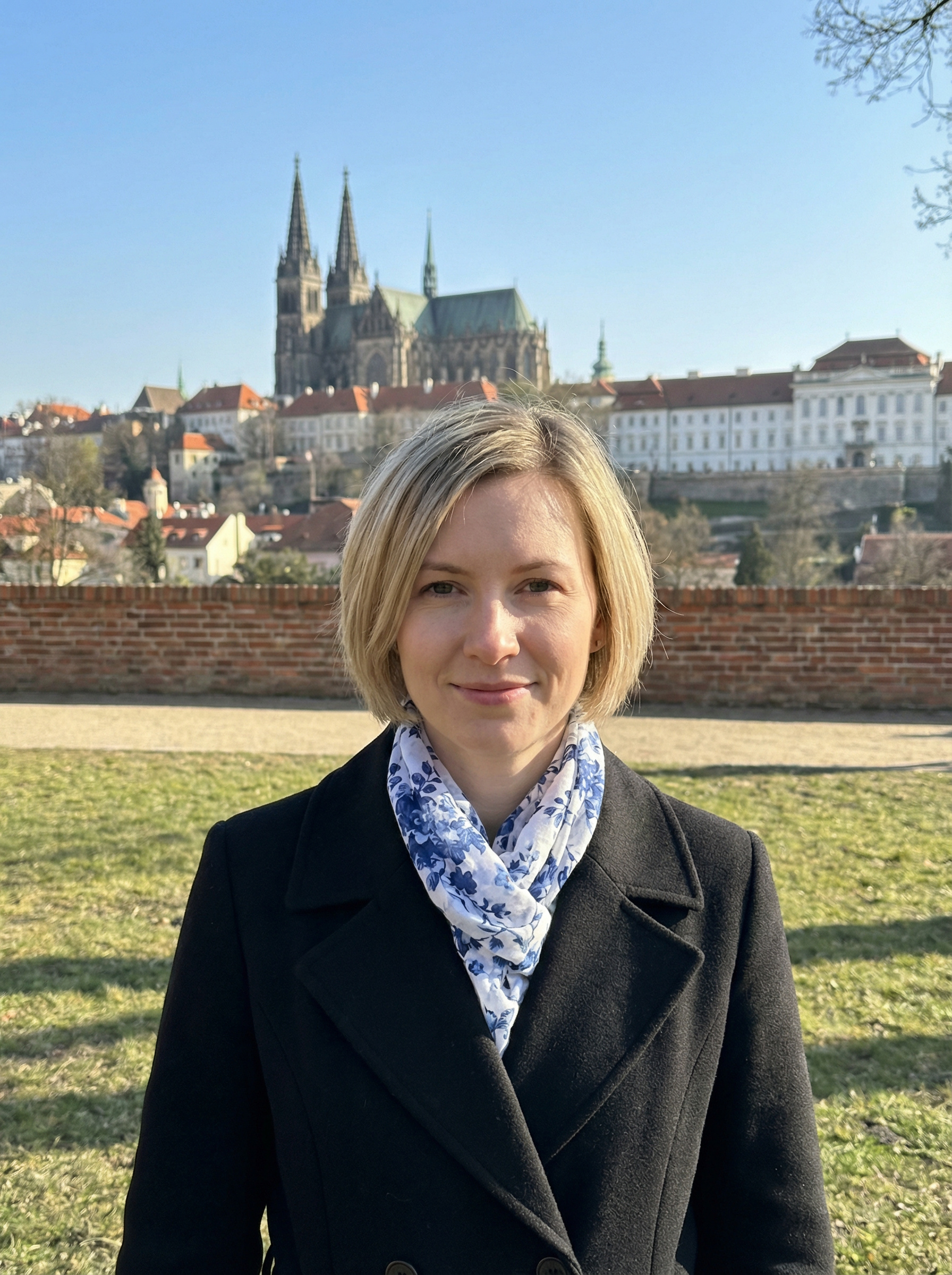 “Нінка розповіла, як ти насправді закордоном гроші заробляєш! Мені така жінка не потрібна!” – кричав чоловік. Через плітки подруги я втратила родину