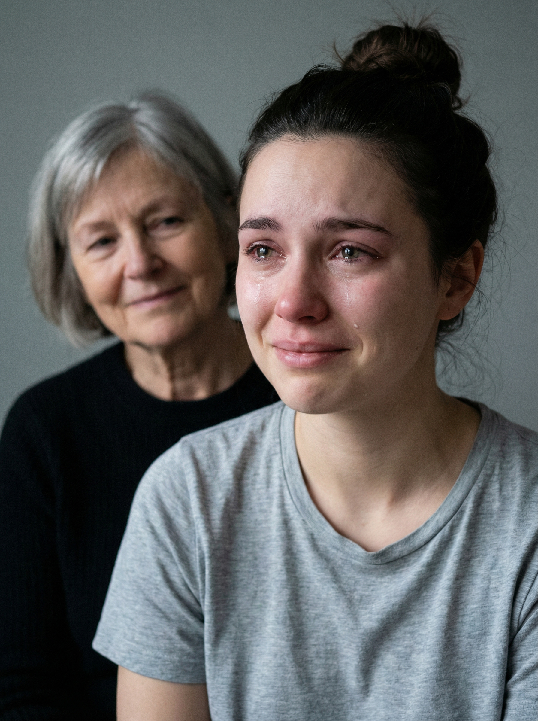 “— Познайомся, синочку, це Оленочка! — гордо представила свекруха дівчину прямо за сімейним обідом, не звертаючи уваги на невістку