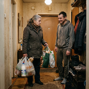 — О, тещо моя улюблена прийшла! — Пашка миттю опинився поруч. Але ж не для того, щоб торби на кухню занести. — Ну, що там у нас смачненького? Я якраз зі зміни, голодний як вовк! Люда так зиркнула на зятя, що інший би крізь землю провалився. — Є, Павле, є, — відрізала вона. — Та не про твою честь